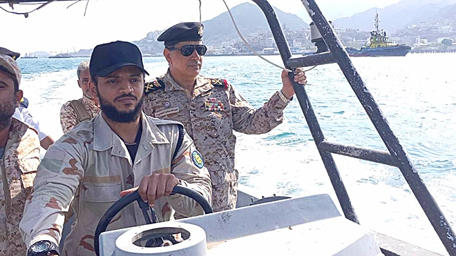مستشار وزير الدفاع يشدد على الانضباط والجاهزية للقوات البحرية